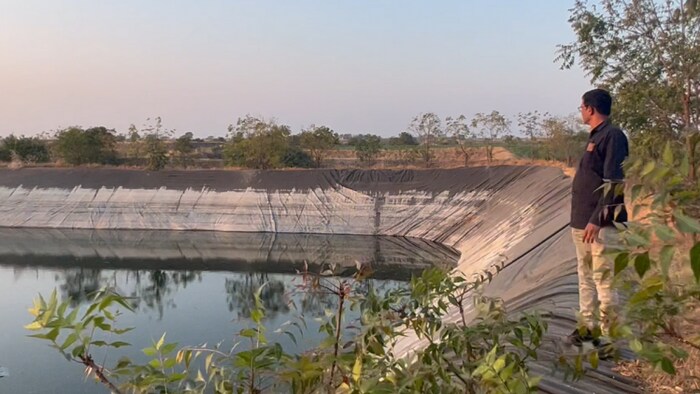 प्रगतिशील किसान संतोष राउत अपने तालाब पर