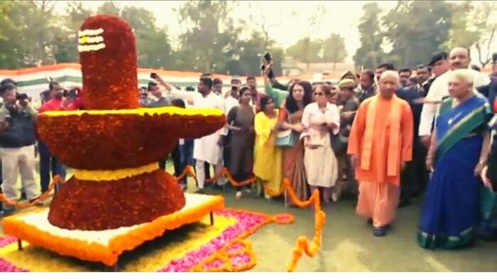 शिवरात्रि के मौके पर यूपी के राजभवन में फूलों से बना शिवलिंग