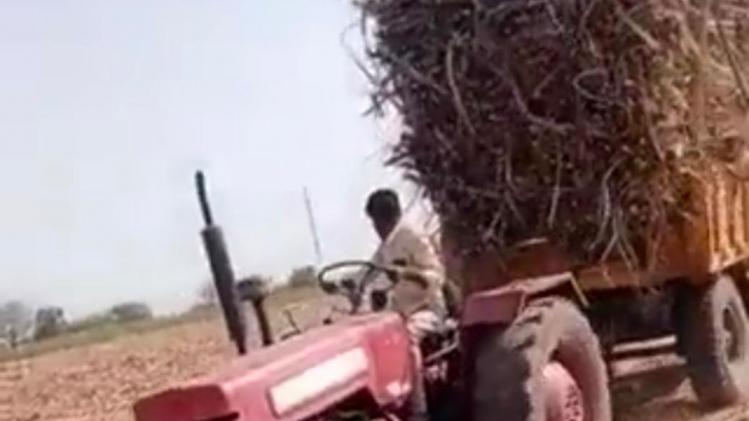 12 टन वजन खींच ले गया 35 साल पुराना ट्रैक्टर,आनंद महिंद्रा ने वीडियो शेयर कर कही ये बात