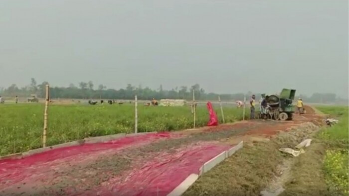 मालदा में किसानों ने चंदा जुटाकर बनाई सड़क