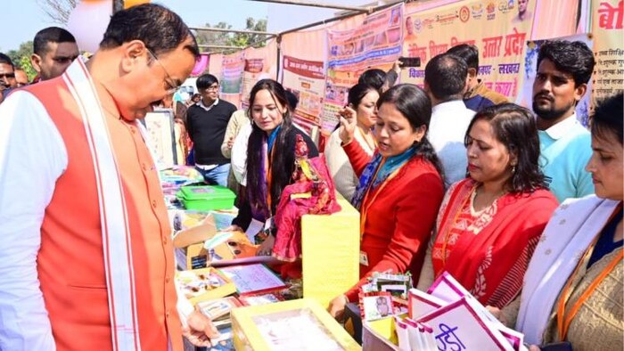 लखनऊ के हरौनी गांव की चौपाल में स्वयं सहायता समूह की महिलाओं के बनाए उत्पाद देखते डिप्टी सीएम केशव प्रसाद मौर्य
