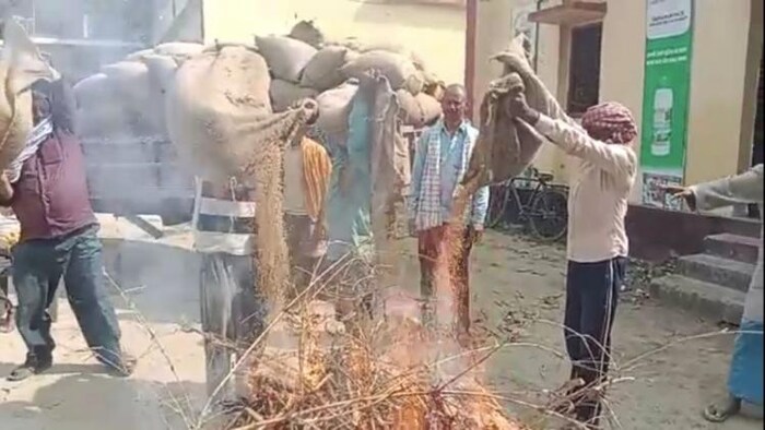 खरीद नहीं होने पर किसानों ने जलाया धान