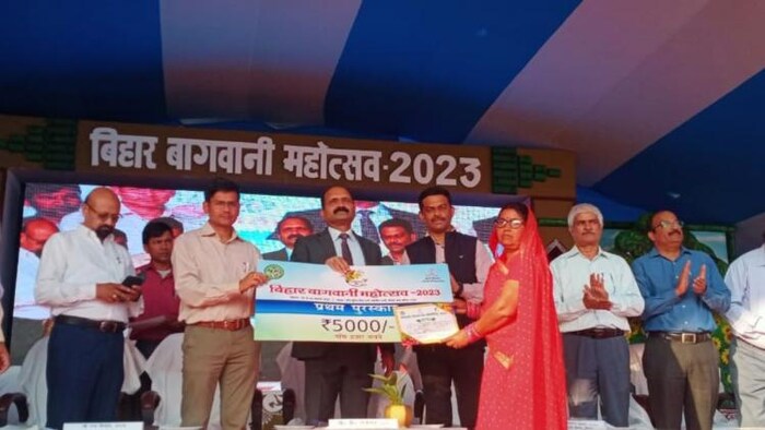 बागवानी महोत्सव में चयनित प्रतिभागियों को प्रमाण-पत्र के साथ मिला पुरस्कार