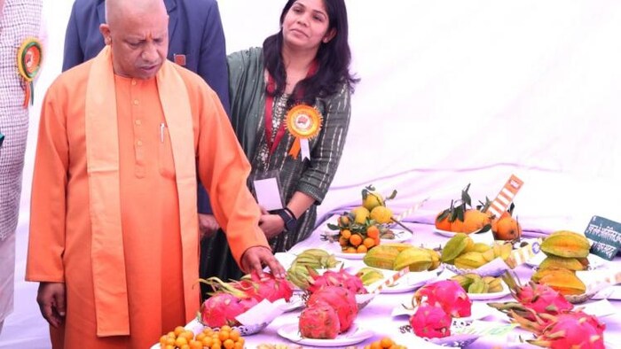 यूपी के सीएम याेगी आदित्यनाथ ने राजभवन में फल, फूल शाक भाजी प्रदर्शनी का उद्घाटन किया
