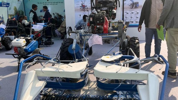 स्वचालित चार व्हीलर रीपर बाइंडर मशीन