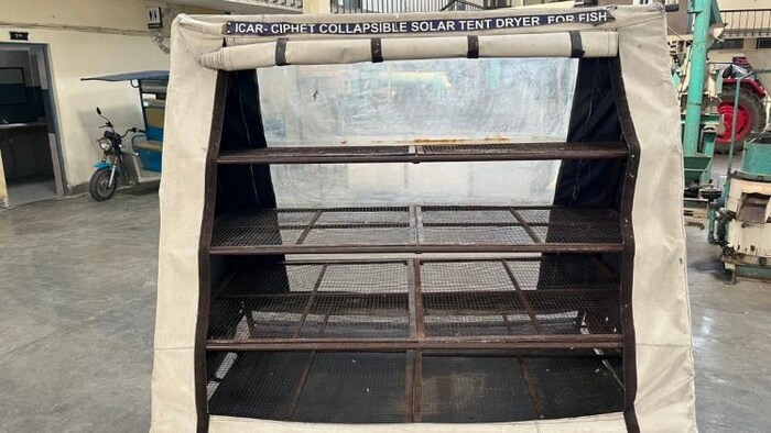 सीफेट द्वारा बनाया गया सोलर टेंट ड्रायर.