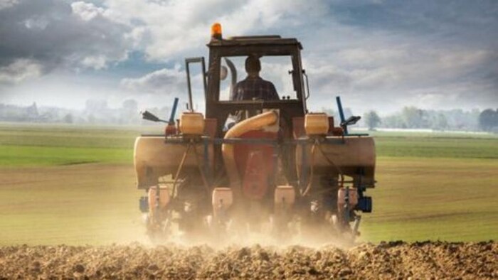 खेतों में ट्रैक्टर की भूमिका