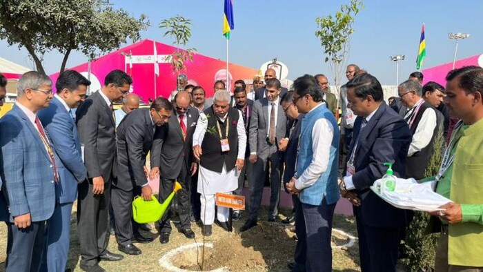 गांव में बने उत्पादों को लुलू मॉल में बेचने के करार के बाद यूएई और यूपी सरकार के प्रतिनिधियों ने किया पौधारोपण