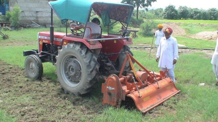 श्रवण लाल सब्सिडी पर मिले कृषि यंत्रों के साथ.