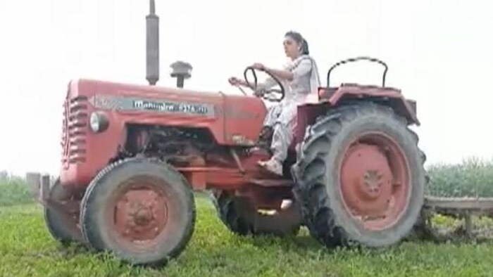 अमृतसर में खुद ट्रैक्टर चला कर खेती करती है लवदीप