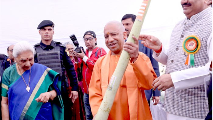 लौकी की लम्बाई नापते हुए मुख्यमंत्री