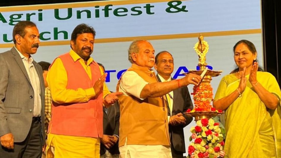 पीएम किसान स्कीम के जरिए किसानों के बैंक अकाउंट में पहुंचे 2.40 लाख करोड़ रुपये  पीएम किसान स्कीम के जरिए किसानों के बैंक अकाउंट में पहुंचे 2.40 लाख करोड़ रुपये