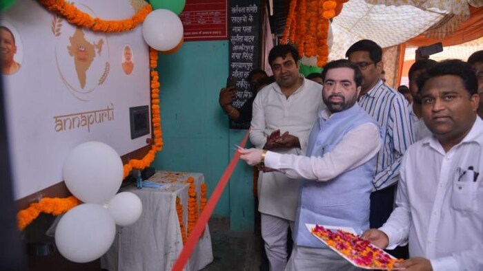 यूपी में एटीएम मशीन की तर्ज पर बंटेगा राशन,लखनऊ में अन्नपूर्ति एटीएम मशीन का हुआ उद्घाटन