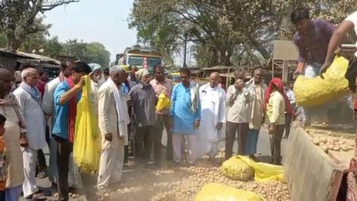बेगूसराय में आलू किसानों का विरोध प्रदर्शन