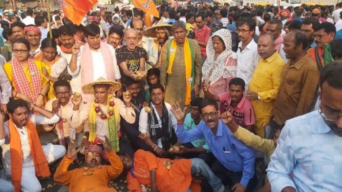 किसानों की आत्महत्या के खिलाफ कोलकाता में बीजेपी नेताओं का विरोध प्रदर्शन