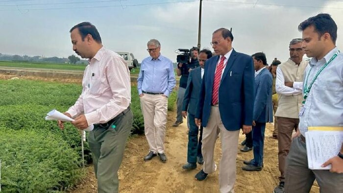 नई दिल्ली स्थित पूसा इंस्टीट्यूट में चने का खेत देखते बिल गेट्स (Photo-IARI)