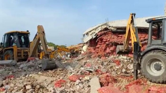 कोल्ड स्टोरेज हादसे के बाद घटनास्थल पर बचाव कार्य जारी है