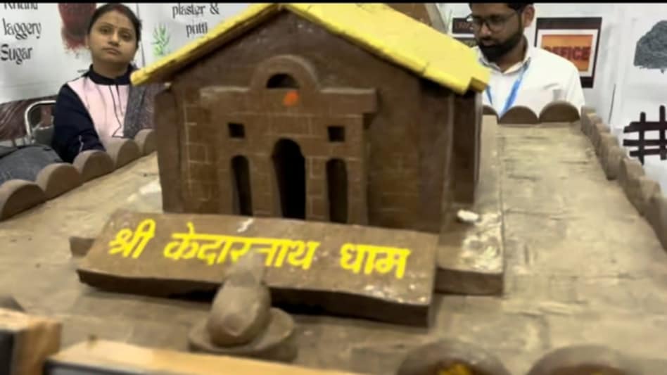Cow Dung Business: गोबर की चप्पल के साथ बनाते हैं घर की सजावट का सामान, विदेशों तक है उनकी मांग Cow Dung Business: गोबर की चप्पल के साथ बनाते हैं घर की सजावट का सामान, विदेशों तक है उनकी मांग
