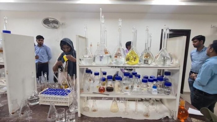 केंद्रीय कृषि विश्वविद्यालय, झांसी में फसलों के लाइलाज रोगों का आईसीयू में हो रहा उपचार, फोटो: किसान तक