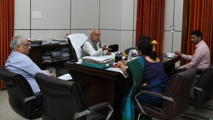 यूपी के कृषि मंत्री सूर्यप्रताप शाही ने फसल बीमा योजना में राज्यांश के भुगतान की मंजूरी दी