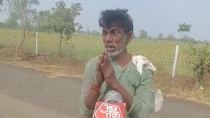 फसली नुकसान के बाद अपनी समस्या बताता नांदेड़ का एक किसान