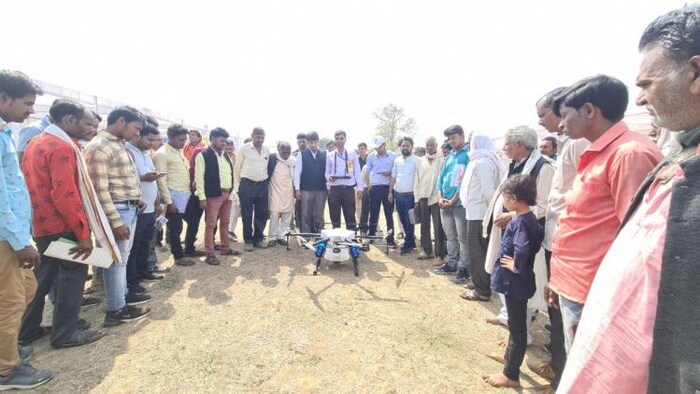 यूपी में किसानों को खेती में ड्रोन तकनीक के इस्तेमाल का प्रशिक्षण देते विशेषज्ञ, फोटो : किसान तक