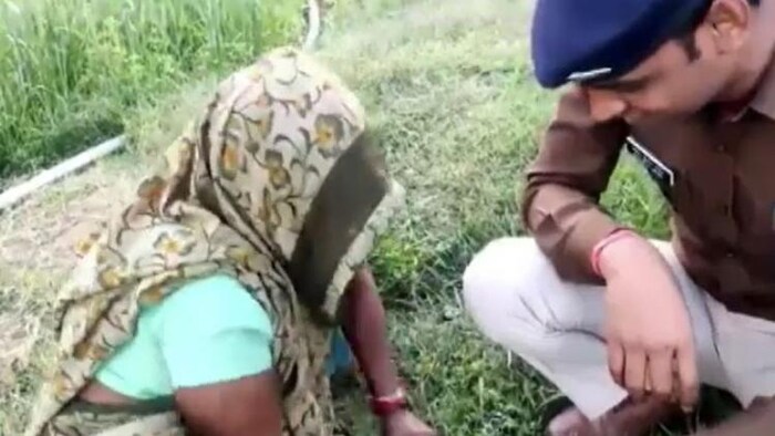 अपनी मां के साथ डीएसपी संतोष पटेल