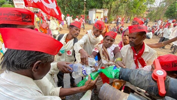 देश के कई इलाकों में किसान आंदोलनरत हैं. इसमें मुंबई भी एक है