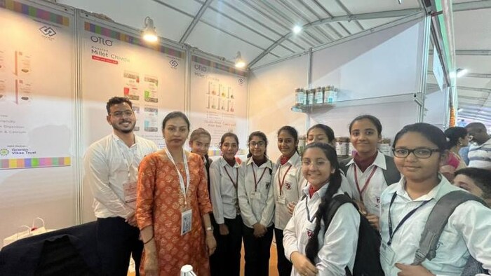 गांव का बाजार की देविका बच्चों के साथ.