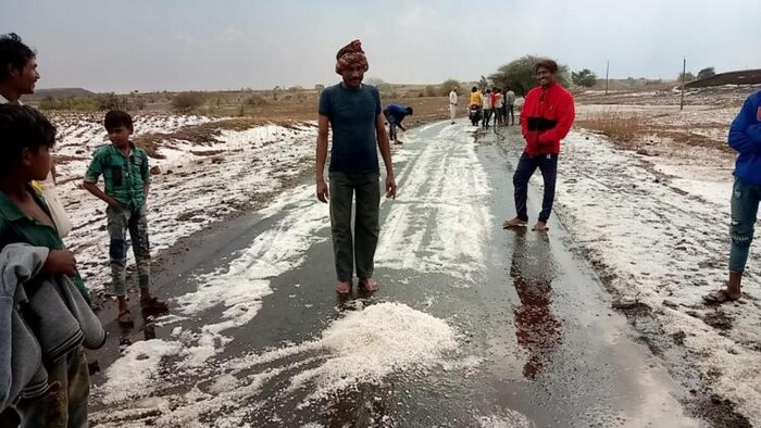 मध्य प्रदेश में जगह-जगह दिखी बर्फ की चादर