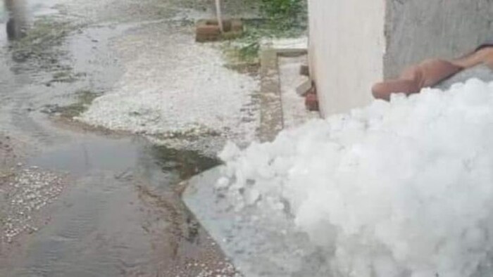 यूपी में ललितपुर जिले के एक गांव में ओलावृष्टि का नजारा