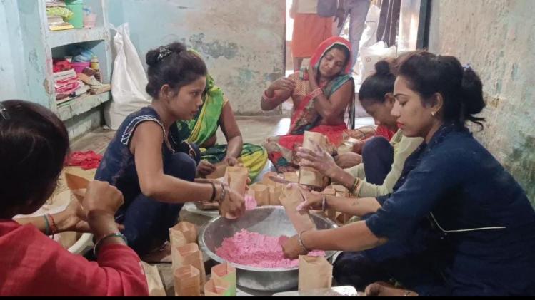 उन्नाव में हर्बल गुलाल बना रहीं महिलाएं