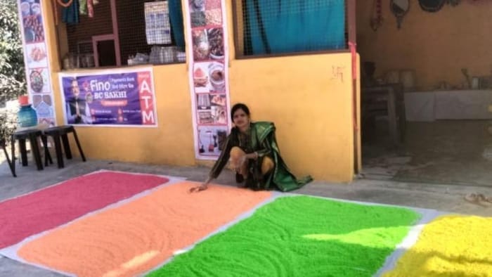 यूपी की ग्रामीण महिलाएं स्वयं सहायता समूहों के माध्यम से बना रही हैं हर्बल गुलाल