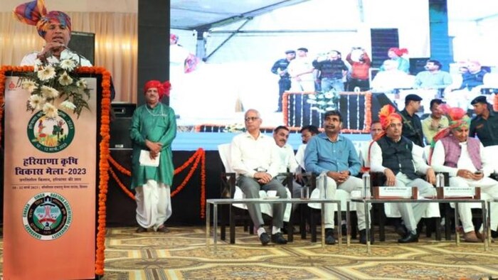 मेले में मुख्यातिथि कैलाश चौधरी किसानों को संबोधित करते हुए