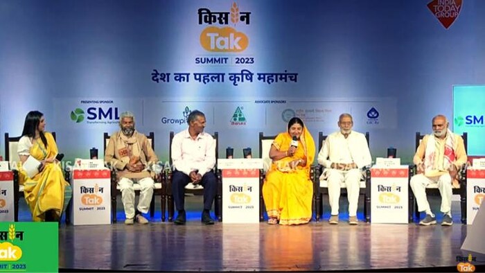 किसान तक समिट में मंच पर उपस्थित पद्मश्री किसान चाची राजकुमारी देवी