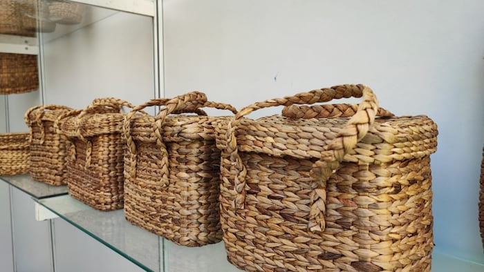 कोना घास से बनी हुई टोकरी