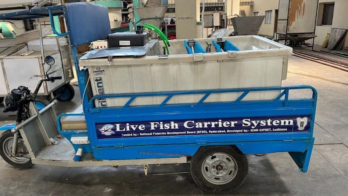 जिंदा मछली बाजार ले जाने के लिए बनाया गया लाइव फिश करियर सिस्टम.