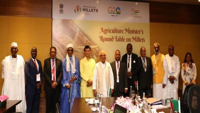 मिलेट्स कॉन्फ्रेंस में विदेशी अतिथियों के साथ कृषि मंत्री नरेंद्र सिंह तोमर (फोटो-PIB)