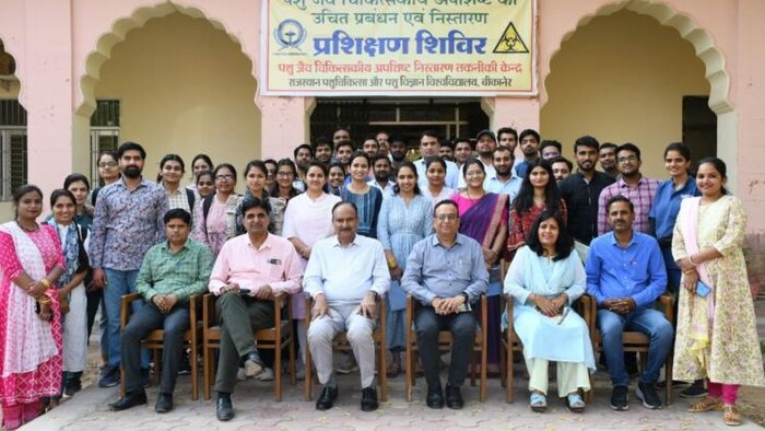 पशु जैव चिकित्सकीय अपशिष्ट के उचित प्रबंधन के विषय पर विद्यार्थियों ने लिया प्रशिक्षण