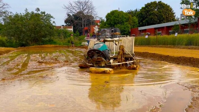 धान रोपाई करती रिमोट कंट्रोल मशीन. फोटो क्रेडिट- किसान तक