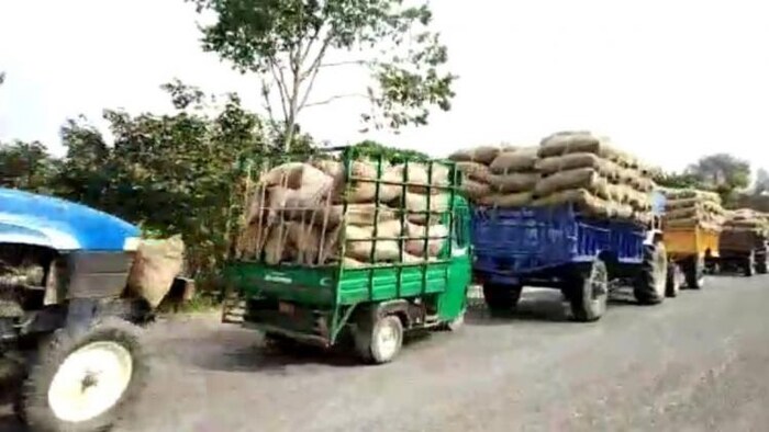 यूपी के इटावा में आलू की उपज कोल्ड स्टोर में रखवाने के लिए किसानों के कतारबद्ध ट्रैक्टर