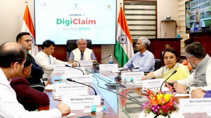 फसल बीमा योजना में डिजीक्लेम सेवा की शुरुआत करते नरेंद्र सिंह तोमर (Photo-Kisan Tak).