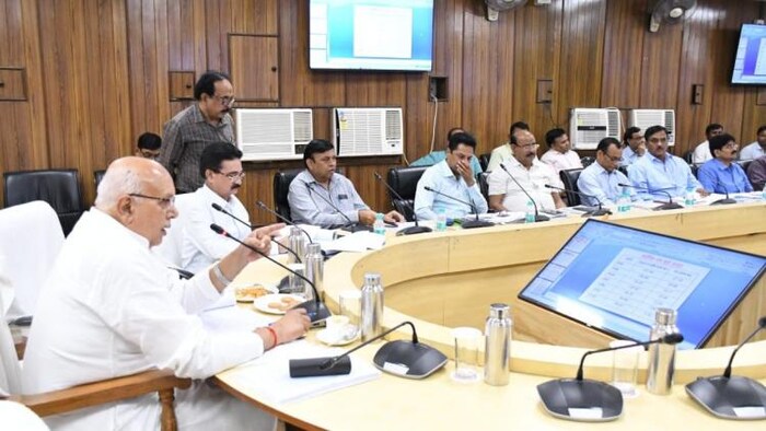 यूपी में फसलों के बीज किसानों को निशुल्क बांटने की जानकारी देते कृषि मंत्री सूर्यप्रताप शाही