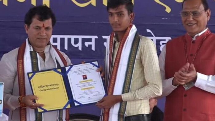 सोनू निगम को सम्मानित करते केंद्रीय कृषि राज्य मंत्री कैलाश चौधरी