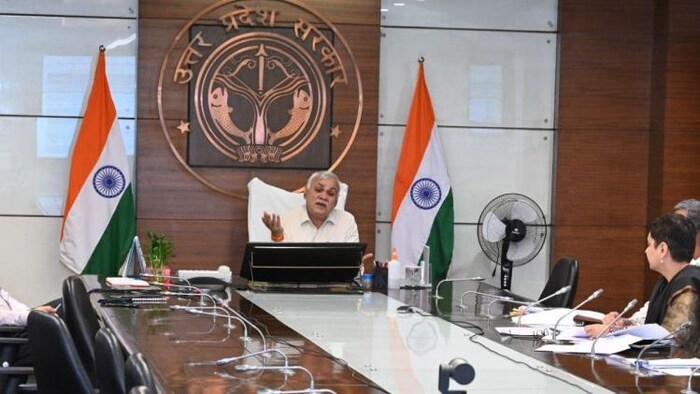 यूपी में स्वामित्व योजना की प्रगति की समीक्षा करते राज्य के मुख्य सचिव दुर्गाशंकर मिश्र