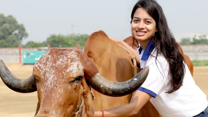 गिर गाय के साथ वैष्णवी सिन्हा