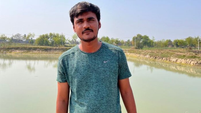 फोटो 'किसान तक': गुंजन सिंह मत्स्य पालन से सालाना करीब 25 लाख रुपए से अधिक की कमाई करते हैं.