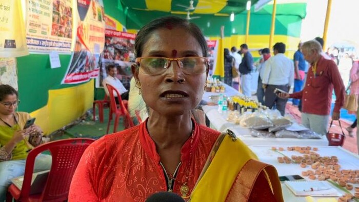 मंजू देवी करीब 15 एकड़ के आसपास जमीन में लेमन ग्रास की खेती करती हैं