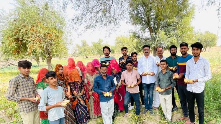 बाड़मेर जिले के तारातरा मठ निवासी विक्रम सिंह के फार्म पर एग्रीकल्चर स्टूडेंट्स इंटर्नशिप पर आ रहे. फोटो- विक्रम सिंह