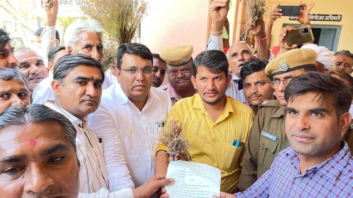 जालोर में सरपंच संघ के जिलाध्यक्ष सुनील बिश्नोई ने सांचौर एसडीएम संजीव कुमार को फसल खराबे के संबंध में ज्ञापन दिया. फोटो- नरेश बिश्नोई